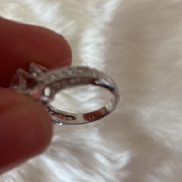 Beautiful sparkly sterling silver engagement ring - Picture 5 of 6